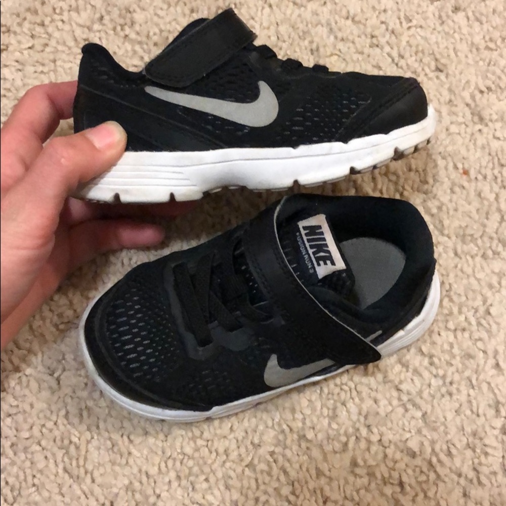 Black and white nike sneakers 6C